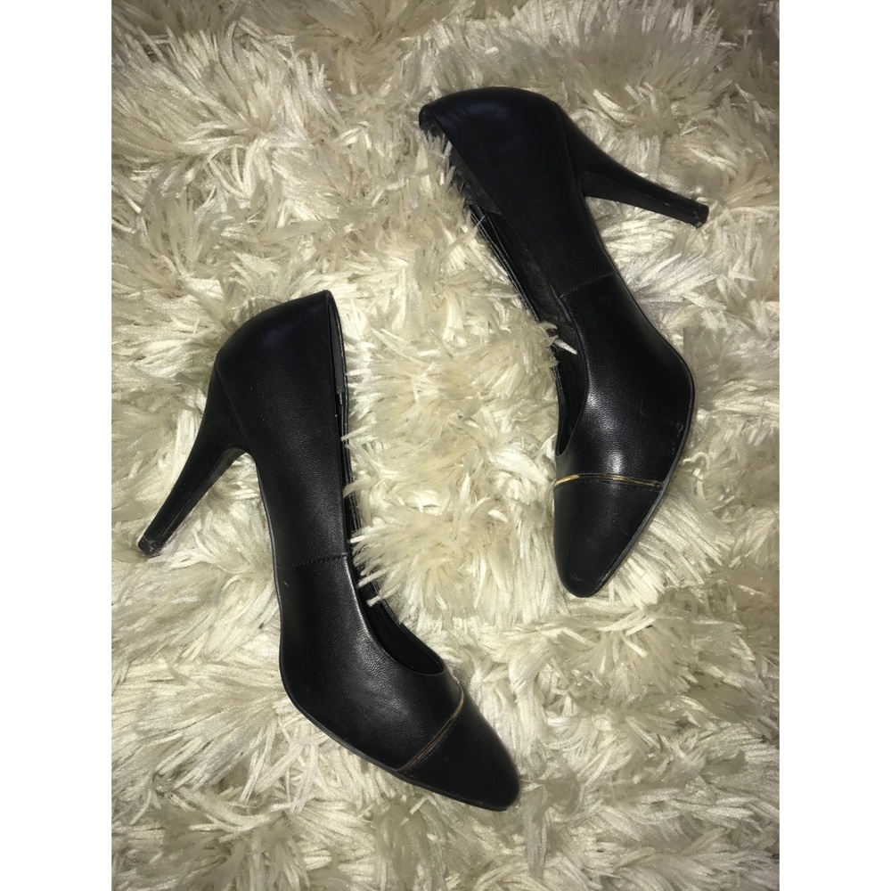 Black and gold close-toed pumps